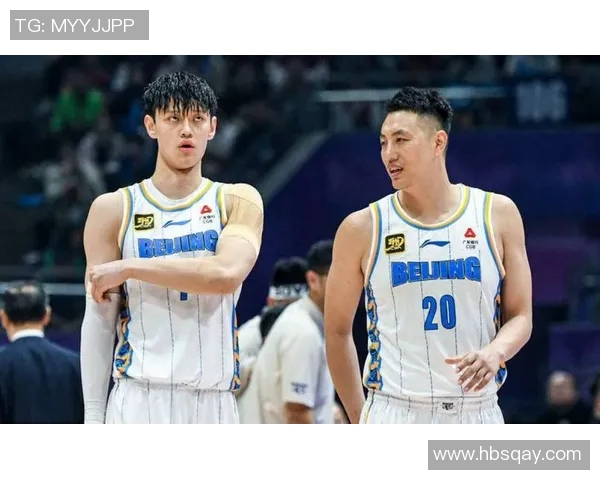 广厦球迷与北京媒体冲突翟晓川在更衣室门口阻止球员离开